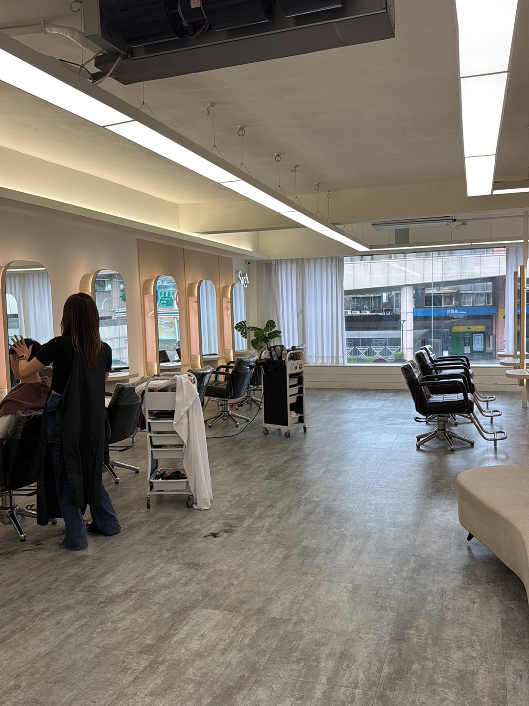SICA HAIR-忠孝店 台北市髮廊推薦/南港區髮廊推薦/南港區髮廊/燙髮推薦/ 染髮推薦/剪髮推薦/南港護髮推薦/南港燙髮推薦/南港染髮推薦/南港剪髮推薦/南港區護髮/南港區剪髮/南港區燙髮推薦/南港區染髮推薦/南港髮廊推薦/南港美髮店/美髮推薦 店內環境照片 5