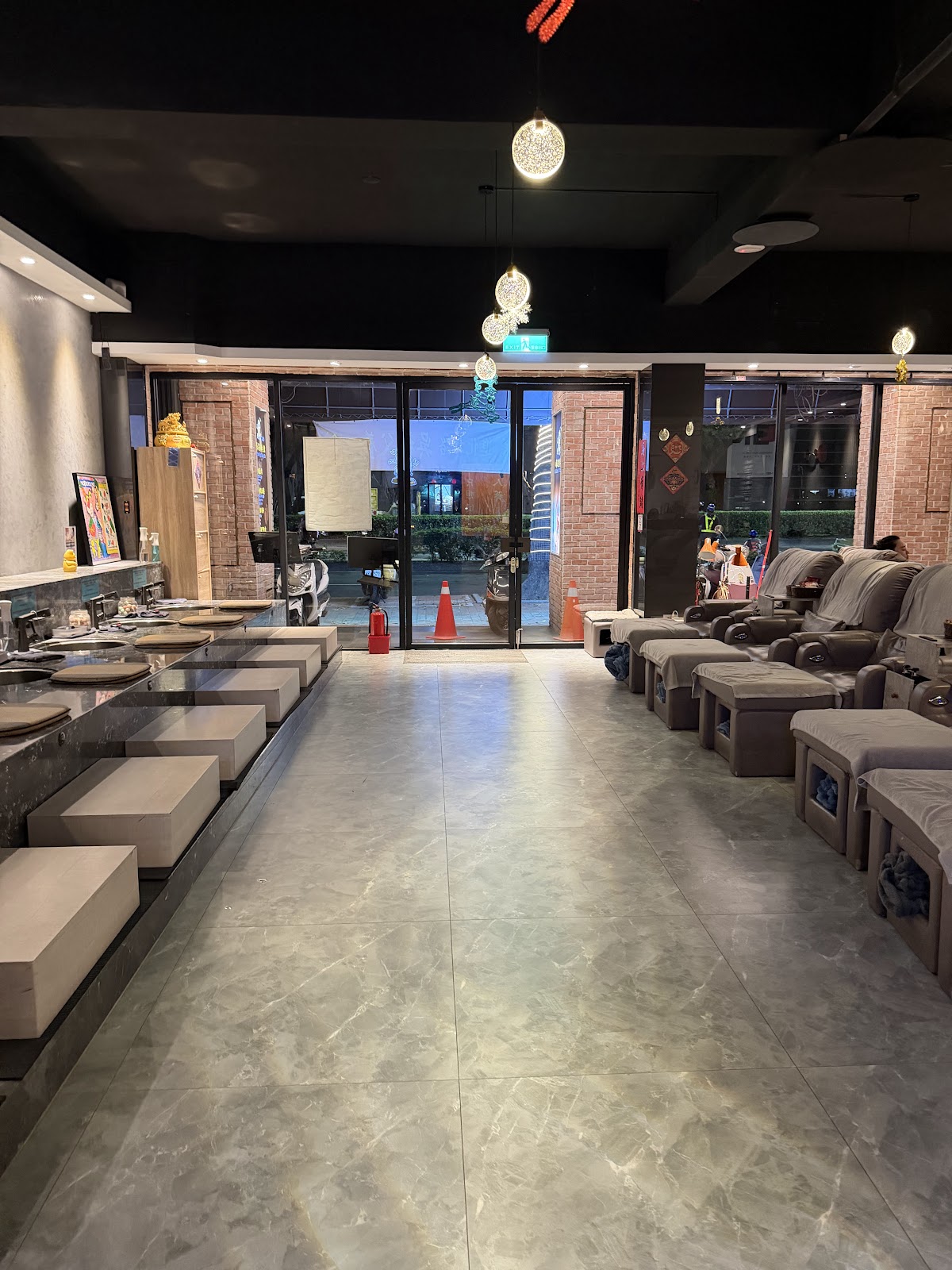 人蔘足體養生會館西區24小時營業，足底按摩 Foot massage ，フットマッサージ，全身按摩 Body massage， 全身マッサージ，刮痧，修腳皮，修指甲 店內環境照片 2