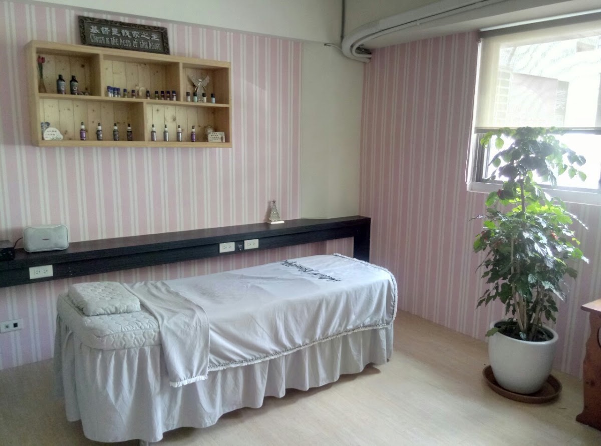 香香身心靈spa 台中精油spa 台中花精 台中孕婦按摩 台中體雕 七輪按摩 撥筋 耳燭 頌缽 台中美胸按摩 店內環境照片 3