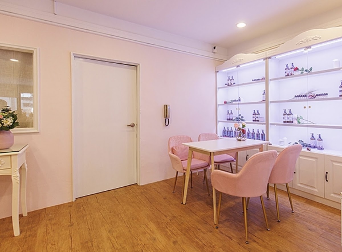 白富美Beauty & White Spa｜新店美容｜新店spa｜做臉推薦｜按摩｜精油SPA｜夫妻SPA｜孕婦按摩｜油壓｜水飛梭｜臉部保養清粉刺｜擀筋紓壓｜皮膚管理 店內環境照片 5
