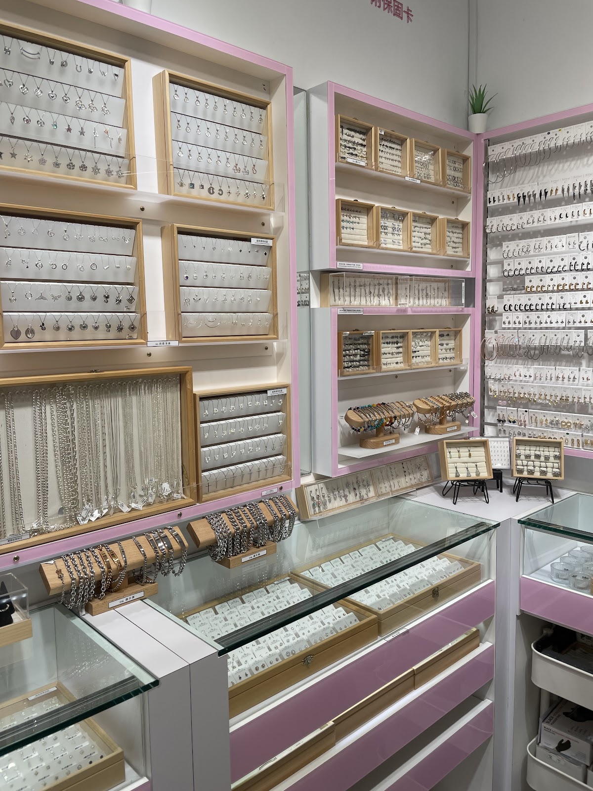PiiNK DIAMOND 成都門市 (專業打洞：肚環、耳洞、各類特殊洞) 店內環境照片 4