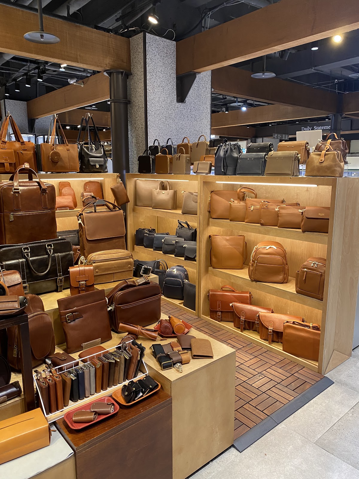 Colbie Leather 寇比手工皮件｜西門誠品 (2F) 店內環境照片 3