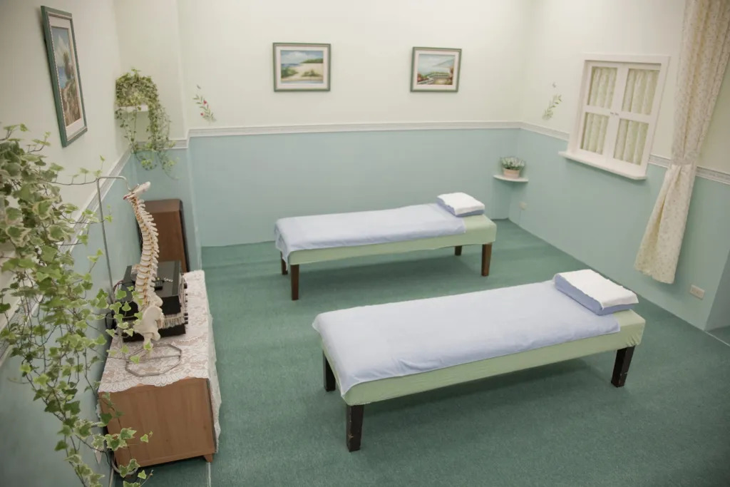 体適樂整復健康館-整脊、整復、推拿、脊椎保健、身高發育 、跌打損傷、運動傷害、整復推拿 、國考專業整復推拿技術士 、Chiropractic 店內環境照片 9