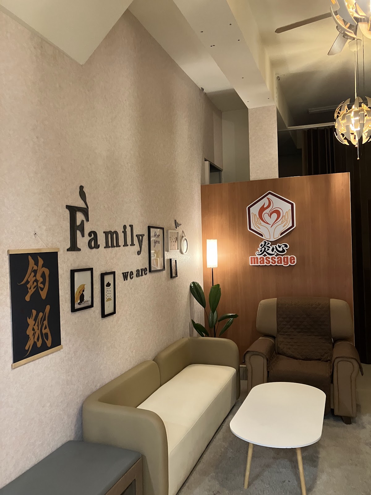 炎心 massage｜台中北屯按摩推薦•運動按摩•客製化調理•刮痧拔罐•全身油壓｜鈞翔主理人、綸綸副店長、宥寧女技師、紫妍女技師《現金orLine Pay》 店內環境照片 3