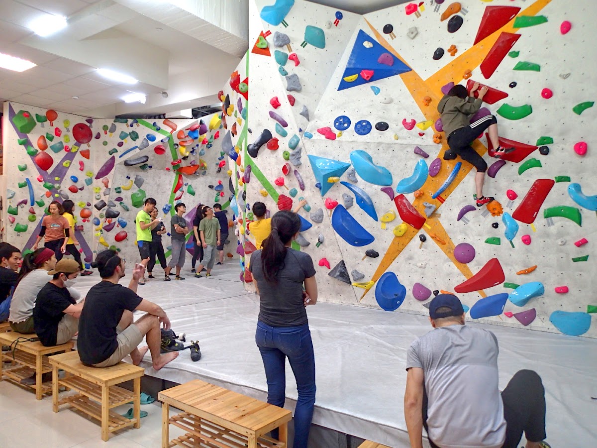 奇岩攀岩館 Kirin Climbing Gym-(岩牆工程 設計建造 抱石體驗 冬夏令營 戶外教學推薦) 店家封面照片