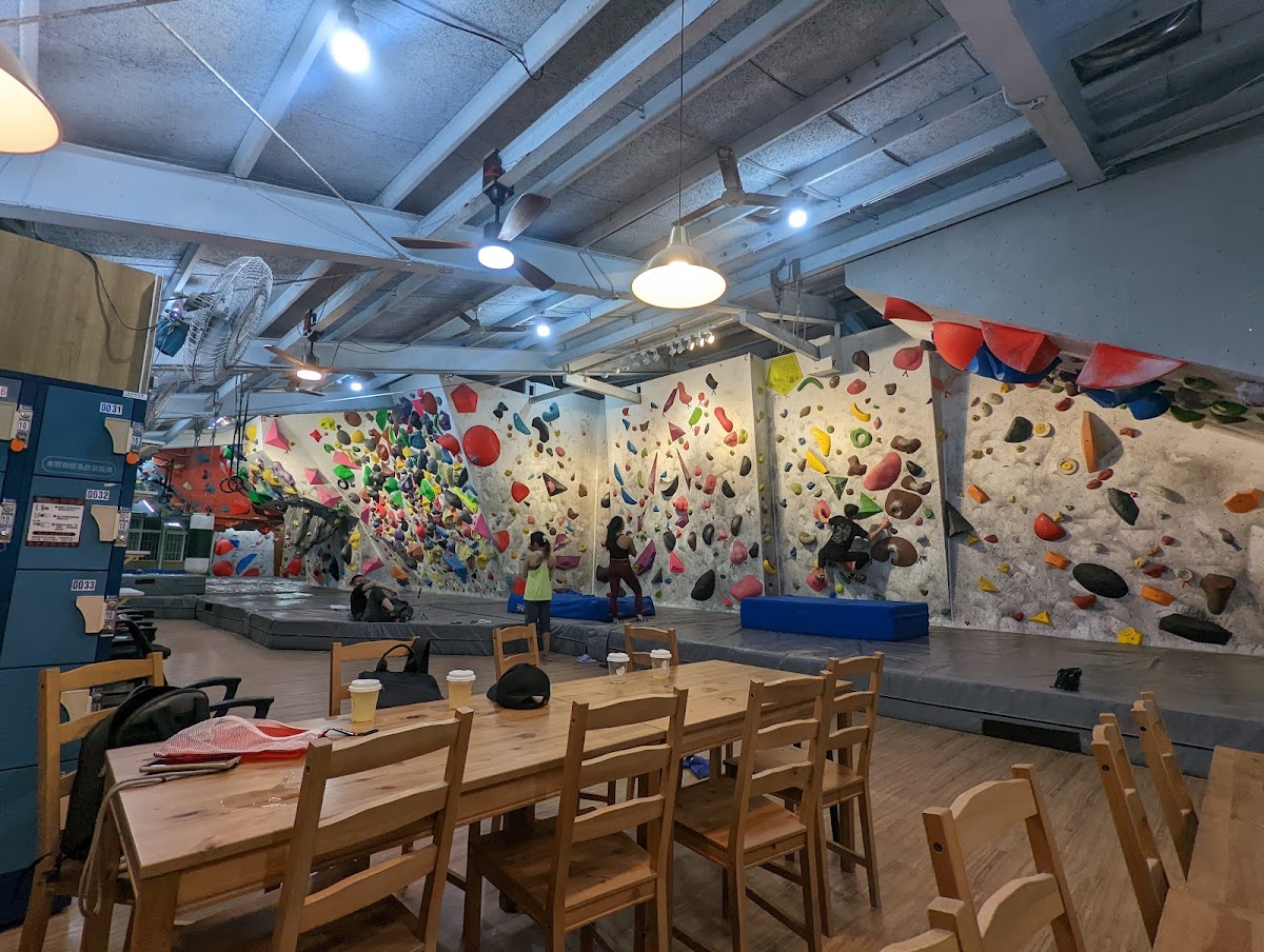 Civic Bouldergym Taipei 市民抱石攀岩館/攀登裝備/繩索裝備/ 店內環境照片 6