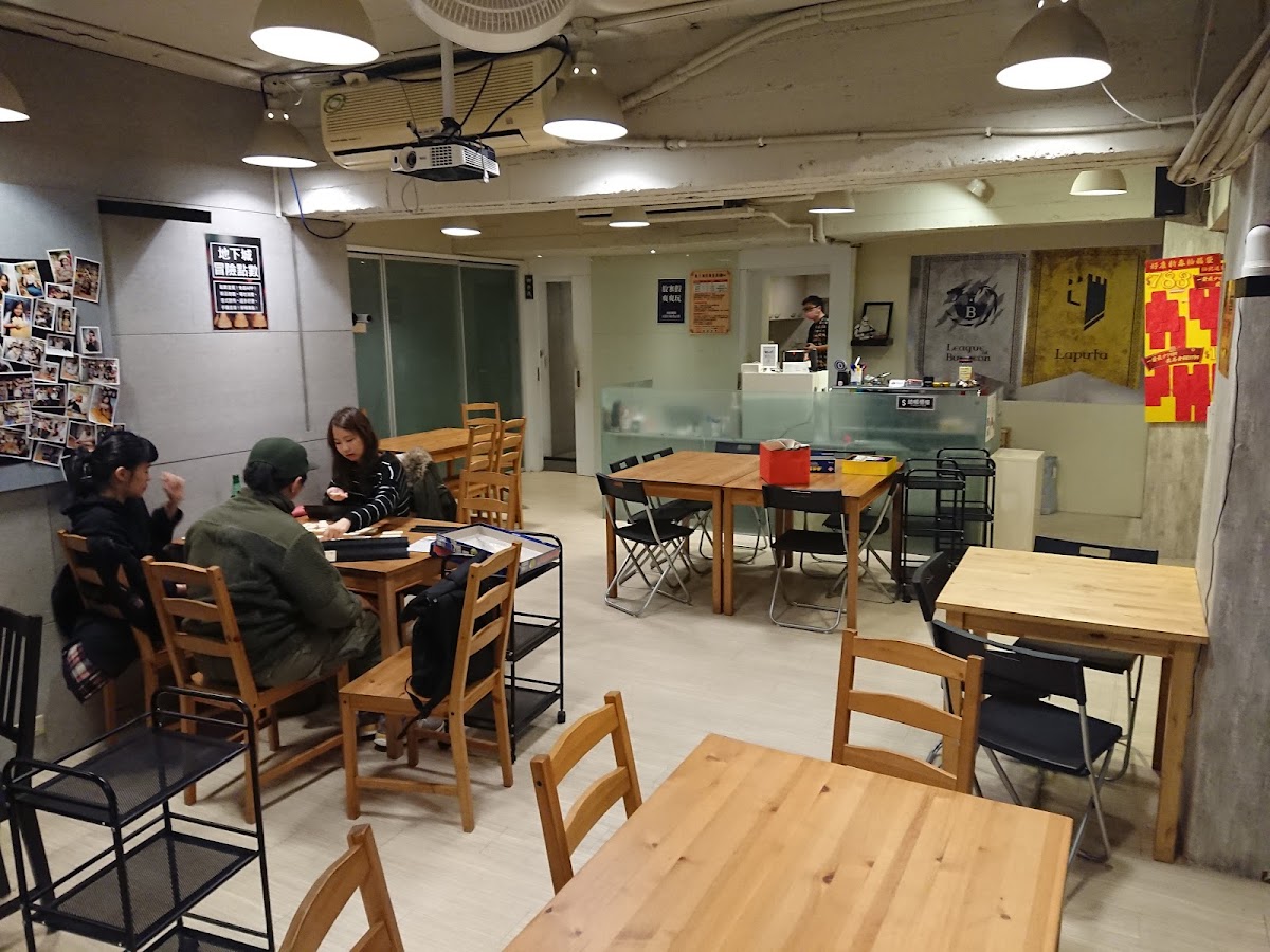 【桌遊地下城】| 深夜遊玩需求請先來電 | 桌遊推薦、玩買租學、聚會活動 | 70人大空間 | Team Building團隊建立 店內環境照片 3