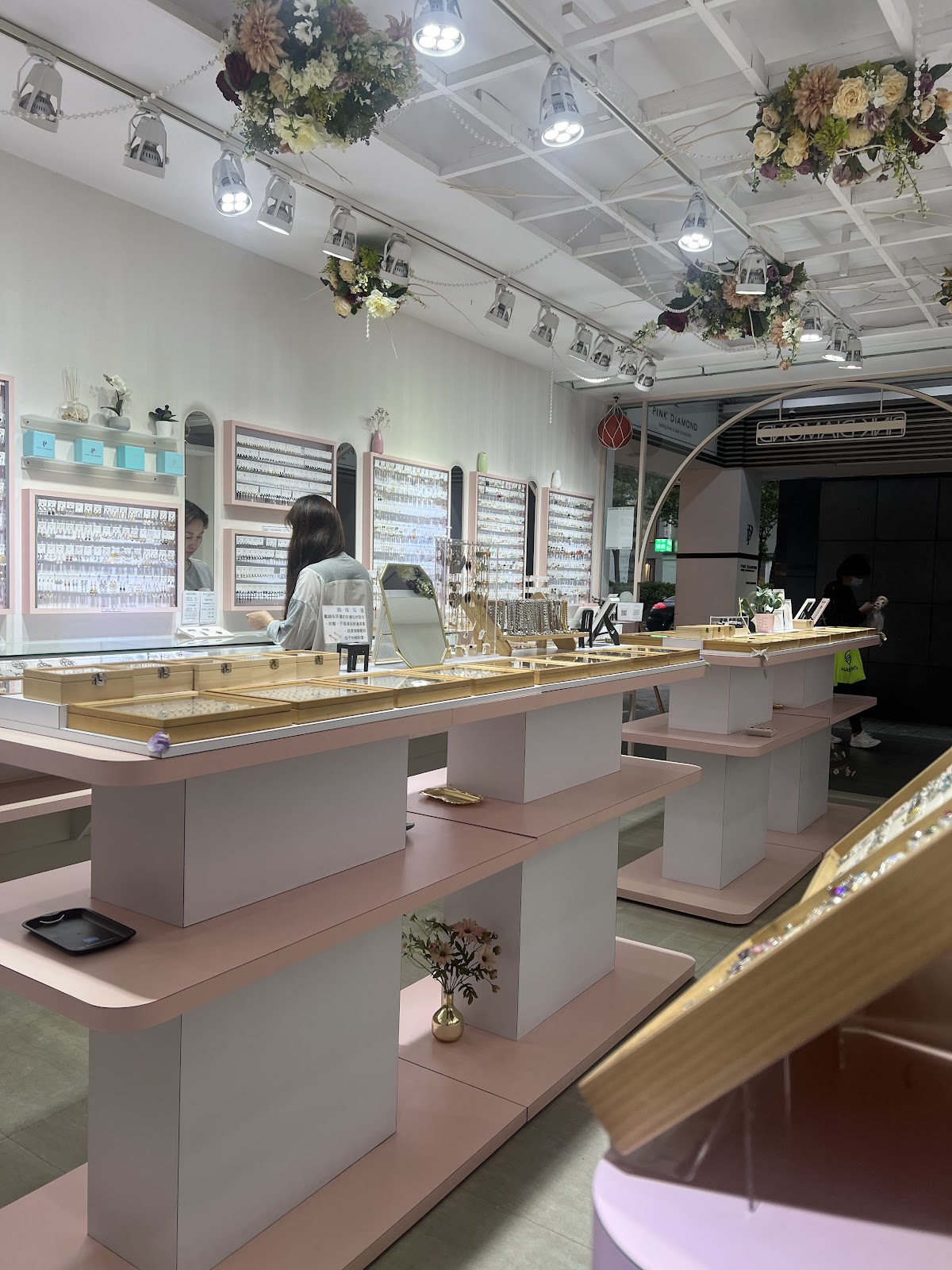 Pink Diamond 東區總店 (專業打洞：肚環、耳洞、各類特殊洞) 店內環境照片 4