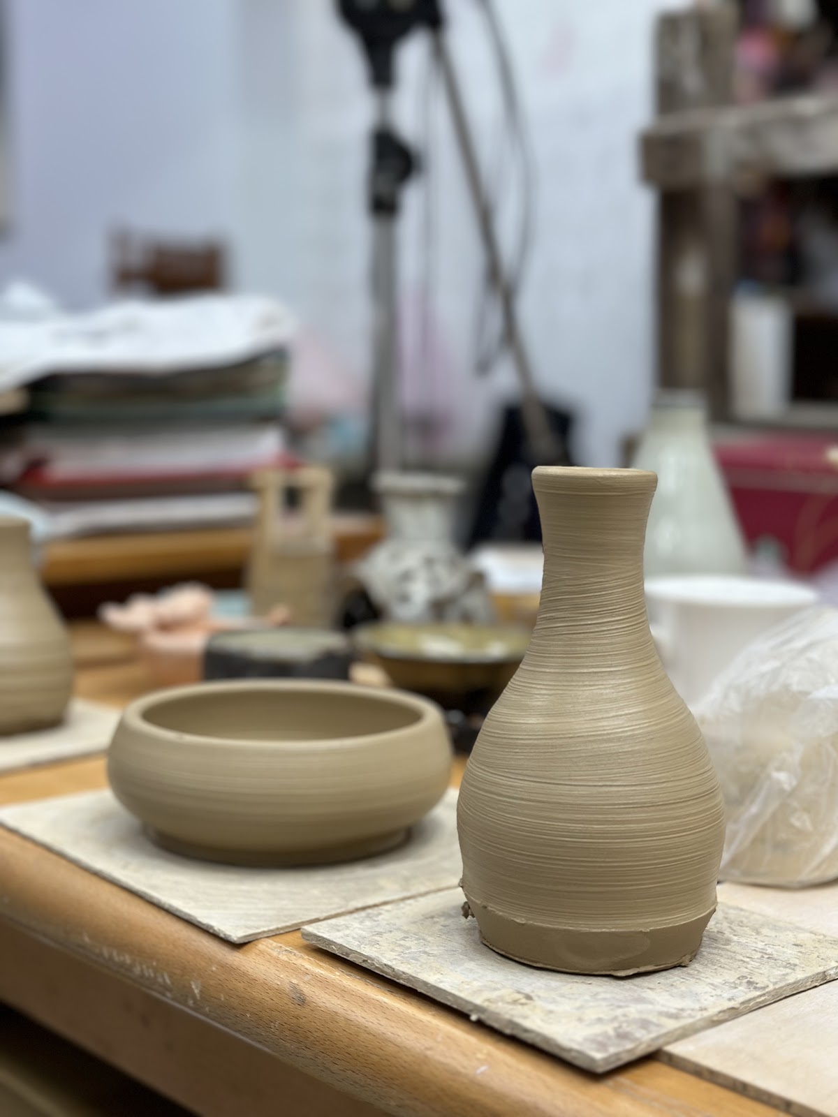 山丘｜手作陶｜手拉坯課程｜手拉胚體驗｜手作課程｜陶藝工作室｜台北｜茶具｜茶壺｜絞胎｜陶器｜花瓶｜茶碗 店內環境照片 5