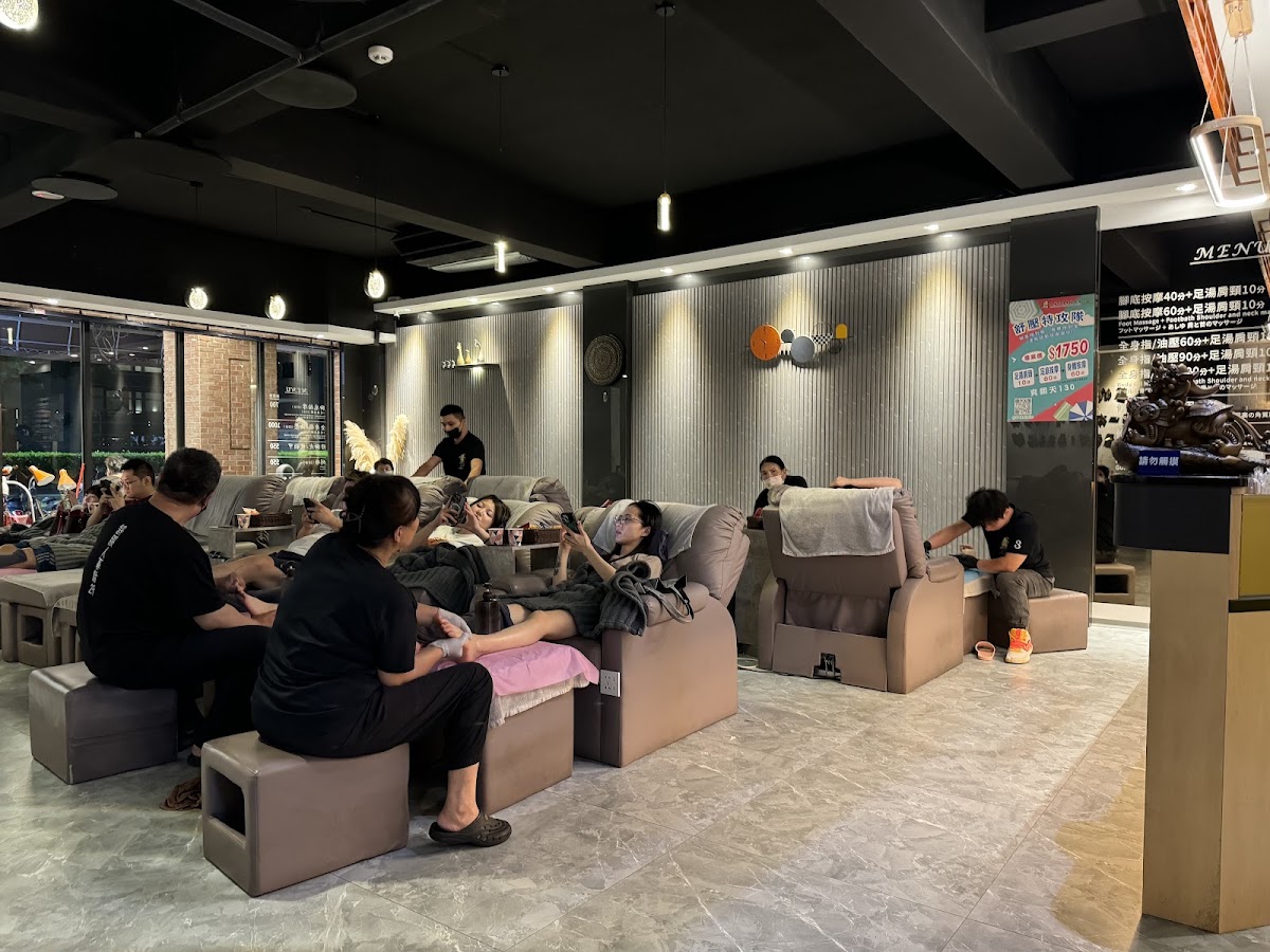 人蔘足體養生會館西區24小時營業，足底按摩 Foot massage ，フットマッサージ，全身按摩 Body massage， 全身マッサージ，刮痧，修腳皮，修指甲 店內環境照片 4