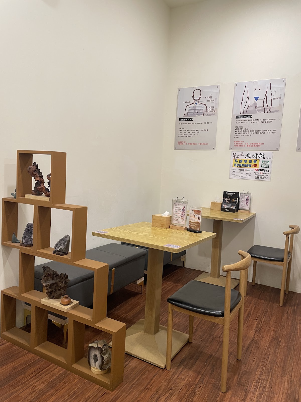 草上飛足體養生會館【台中中清｜全身按摩｜腳底按摩｜肩頸紓壓｜經絡｜筋膜沾黏】 店內環境照片 4