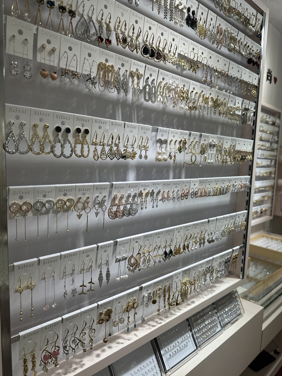PiiNK DIAMOND 西門旗艦店 (專業打洞：肚環、耳洞、各類特殊洞) 店內環境照片 5