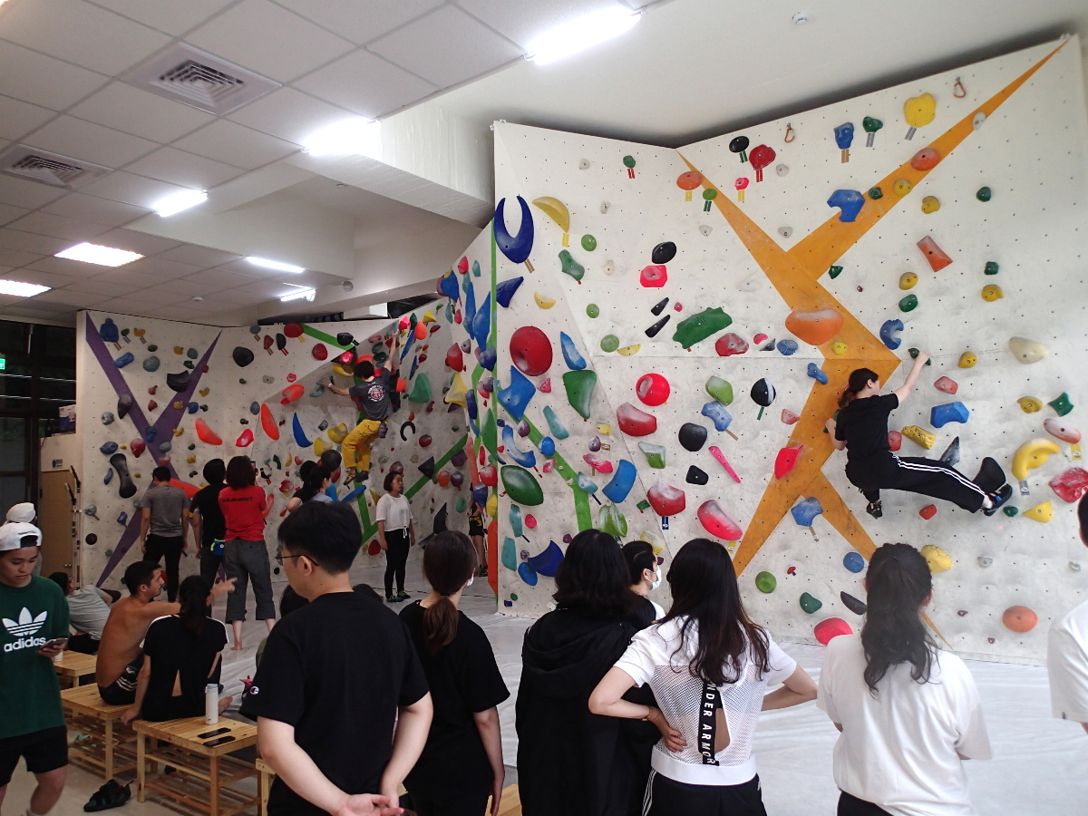 奇岩攀岩館 Kirin Climbing Gym-(岩牆工程 設計建造 抱石體驗 冬夏令營 戶外教學推薦) 店內環境照片 2