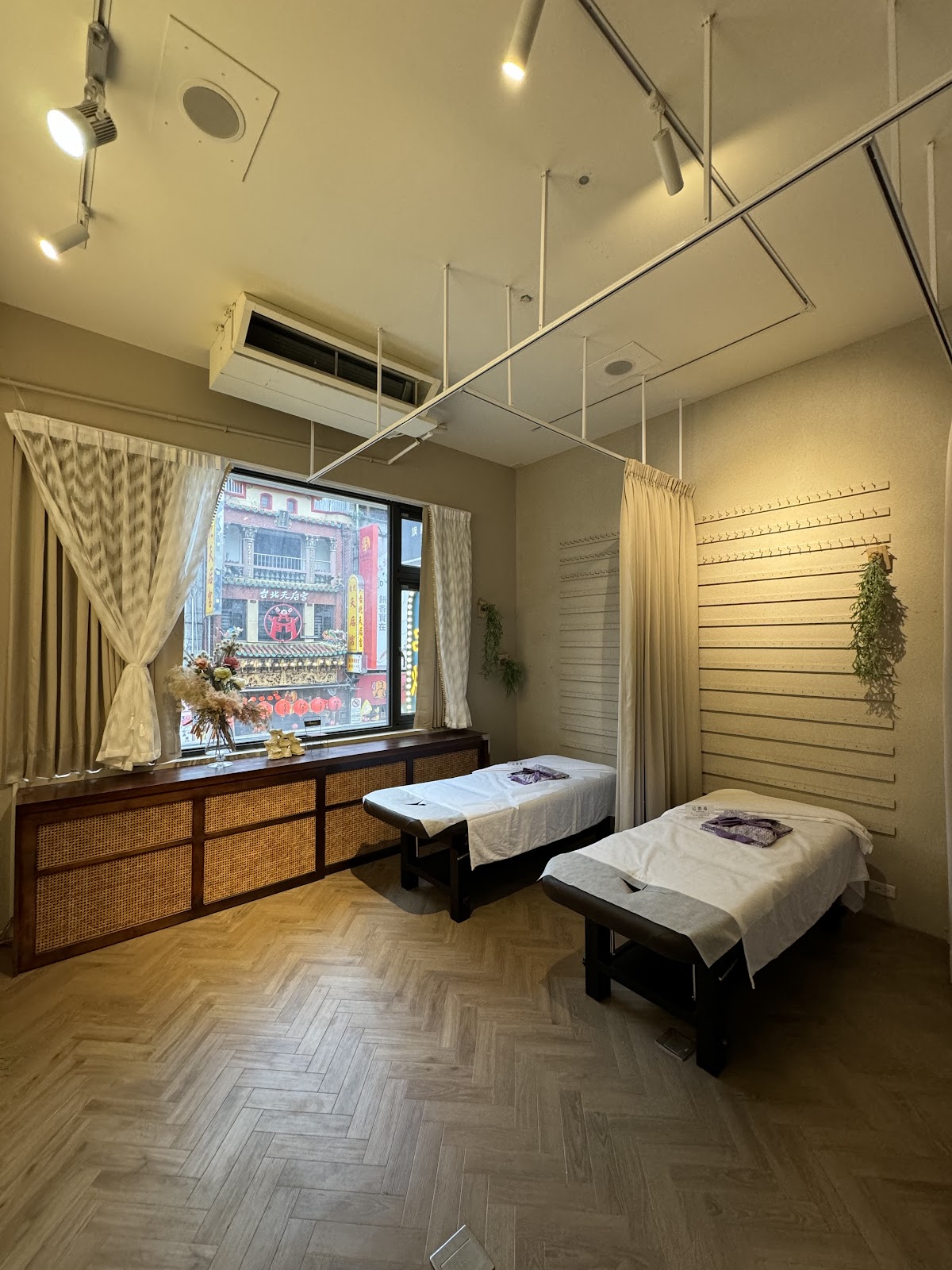 YUSPA悠舍REAX MASSAGE/腿部舒緩/經絡推拿/頭療/肩頸/熱石精油/孕媽咪按摩/臉部保養/刮痧拔罐/窈窕緊實spa 店內環境照片 3