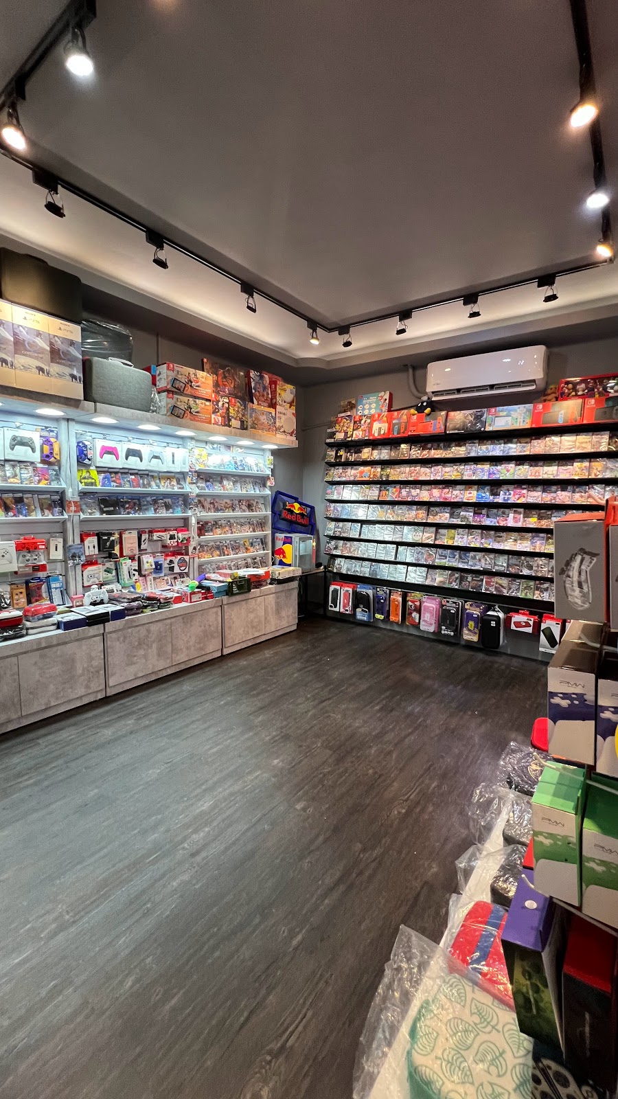 優格米電玩專賣店(板橋文化店jcjc_game) 任天堂 SWITCH2 PS5 PS4 XBOX PC｜板橋電玩｜二手中古買賣｜維修｜無卡分期｜大哥付｜玩具｜扭蛋｜底片沖掃｜國旅特約｜ Nintendo Switch2 現貨供應中｜ 電玩專賣店 店內環境照片 2