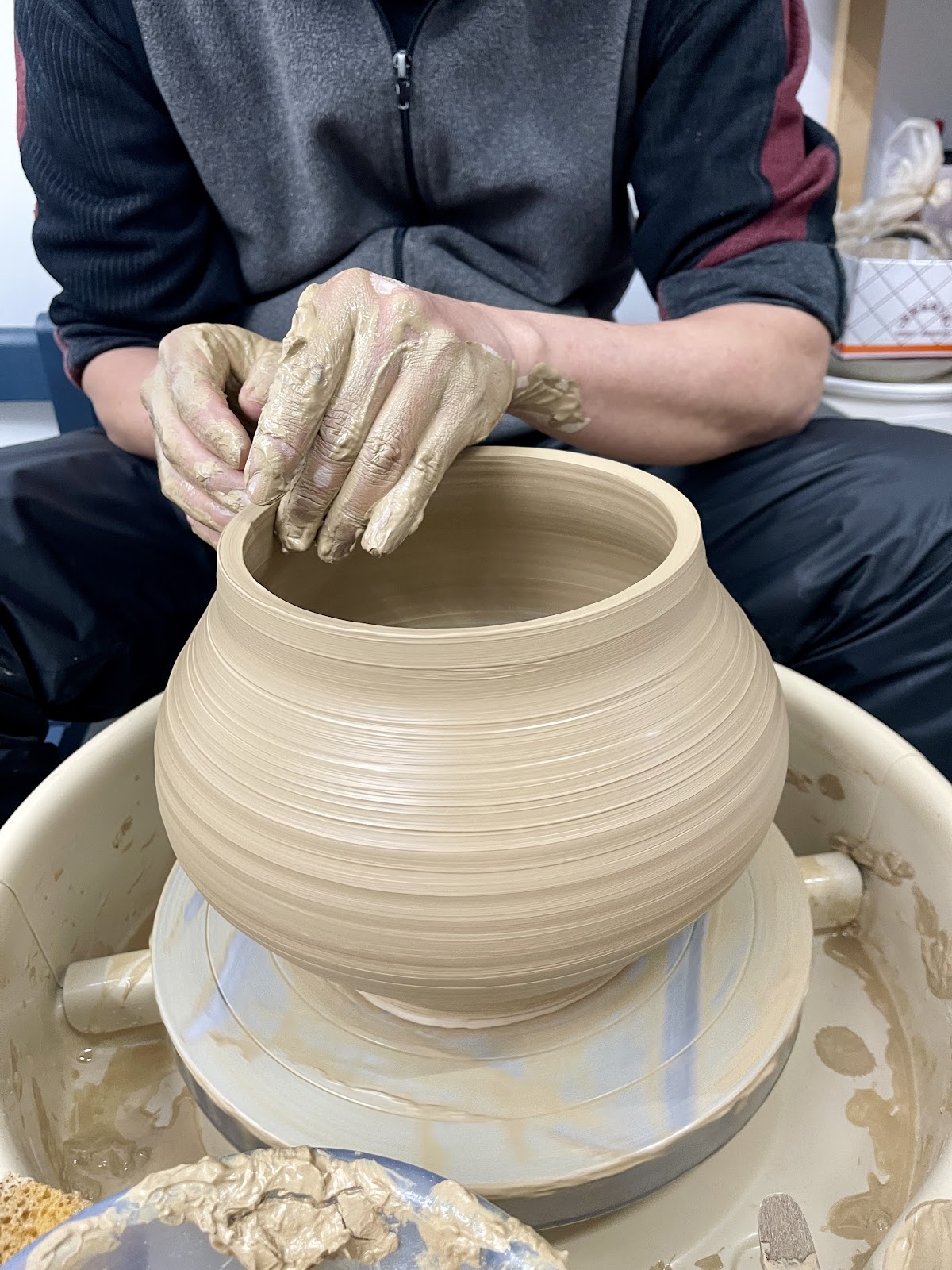 山丘｜手作陶｜手拉坯課程｜手拉胚體驗｜手作課程｜陶藝工作室｜台北｜茶具｜茶壺｜絞胎｜陶器｜花瓶｜茶碗 店內環境照片 4