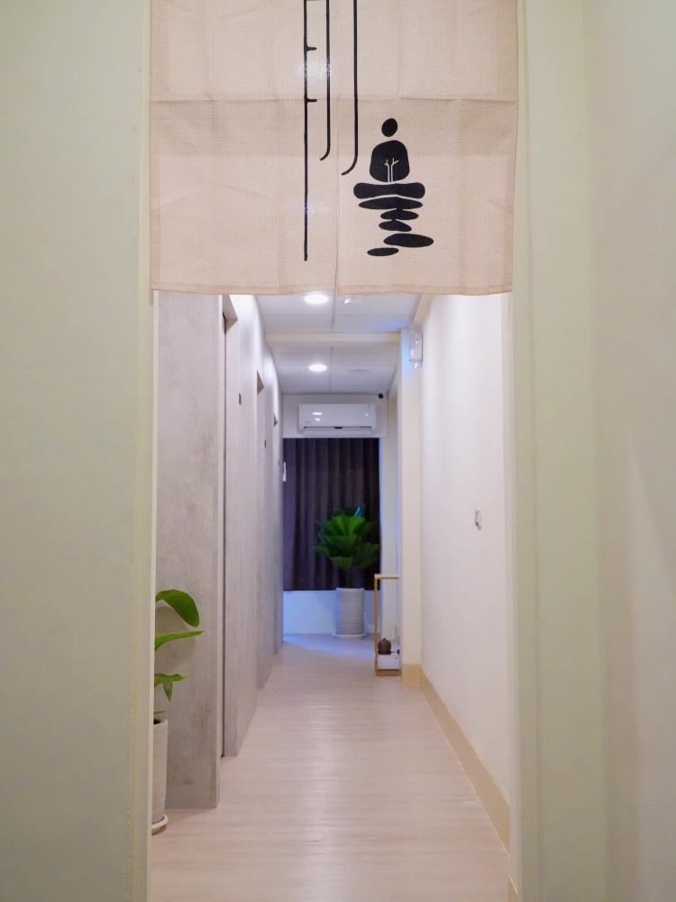 草上飛足體養生會館【台中中清｜全身按摩｜腳底按摩｜肩頸紓壓｜經絡｜筋膜沾黏】 店內環境照片 5