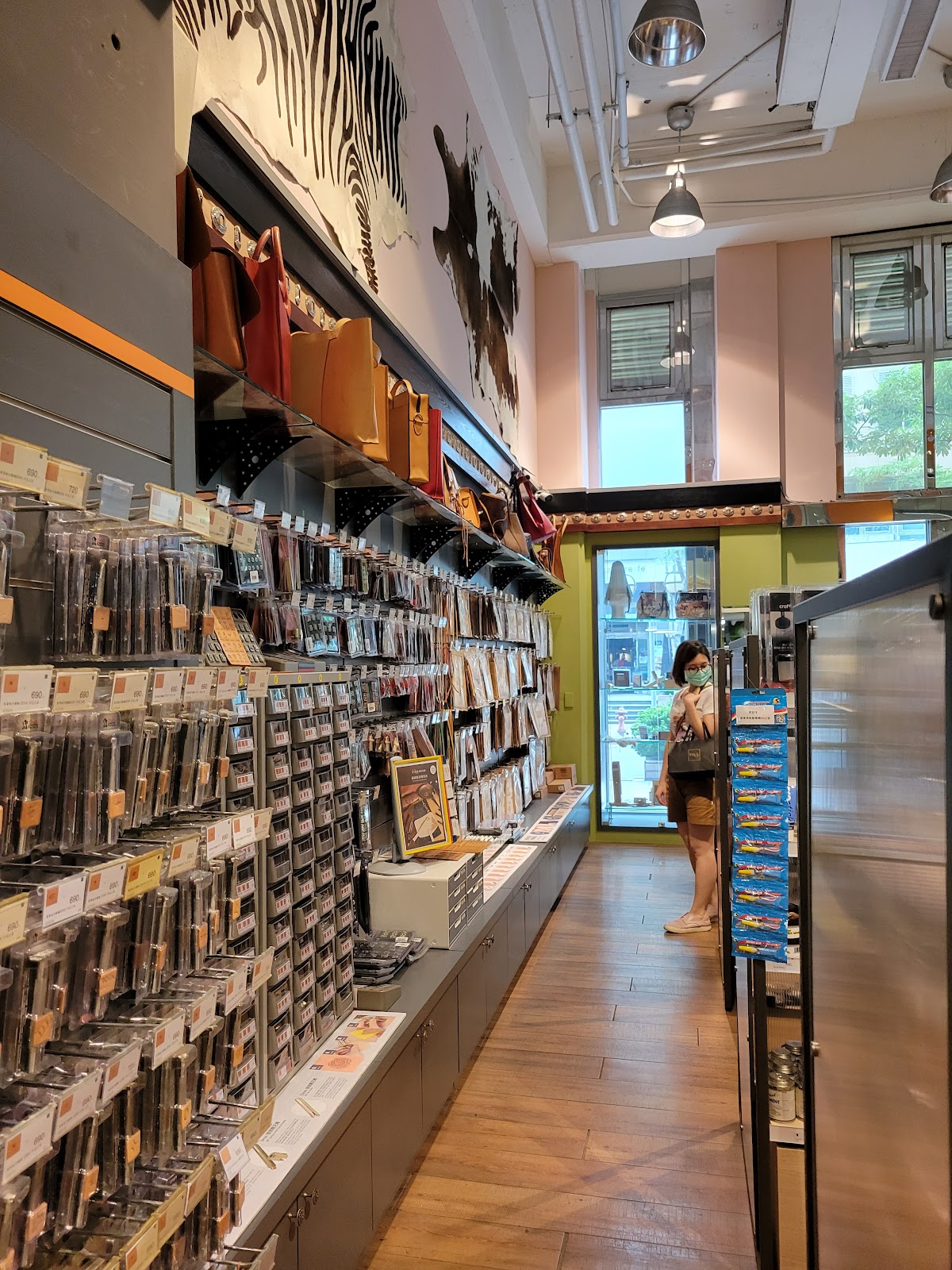 頤坊皮藝台北門市 店內環境照片 2