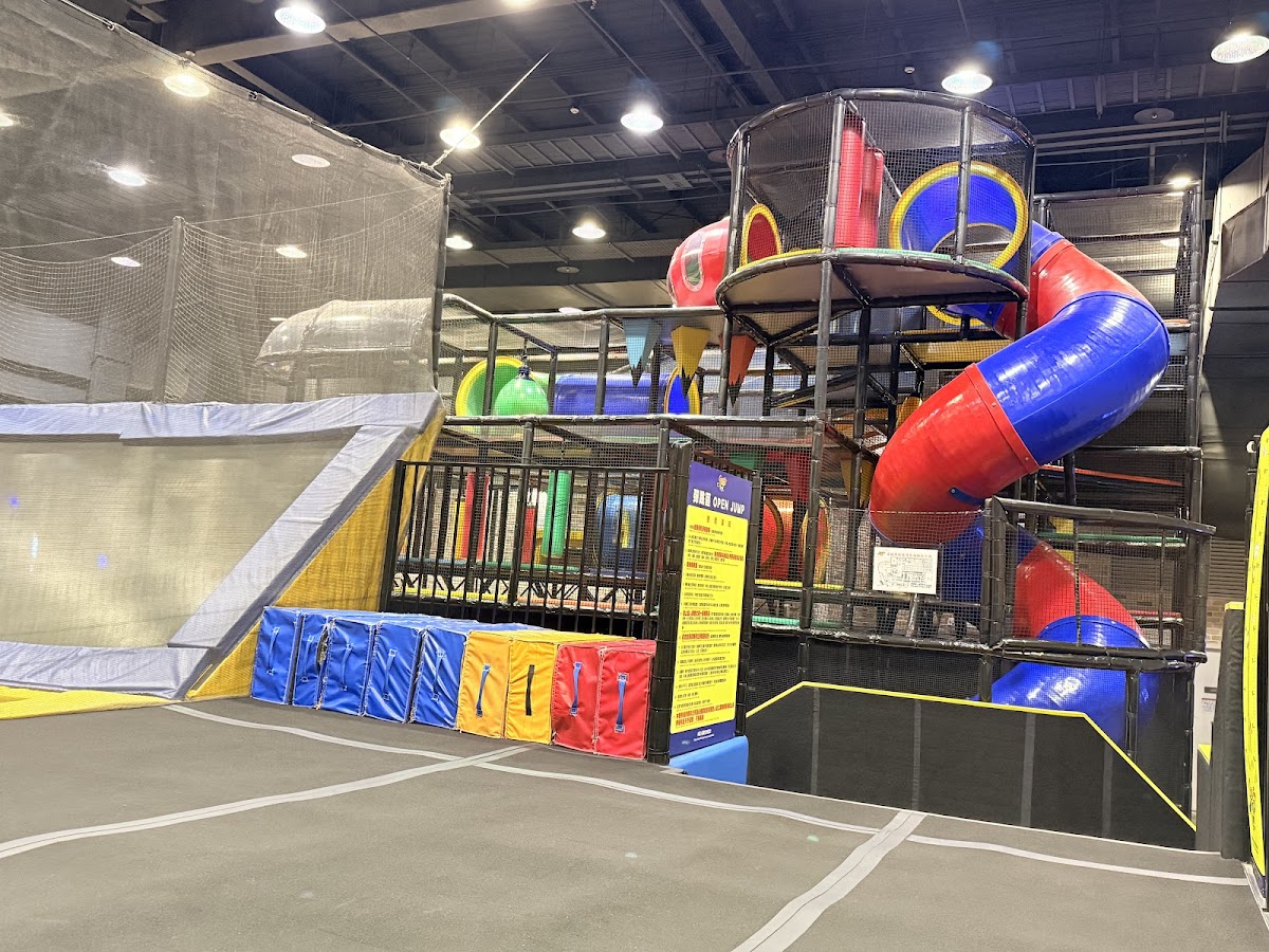 肖跳 Crazy Jump 高雄SKM Park館 店內環境照片 2
