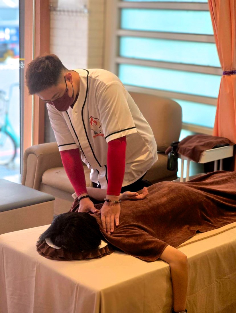 炎心 massage｜台中北屯按摩推薦•運動按摩•客製化調理•刮痧拔罐•全身油壓｜鈞翔主理人、綸綸副店長、宥寧女技師、紫妍女技師《現金orLine Pay》 店內環境照片 2
