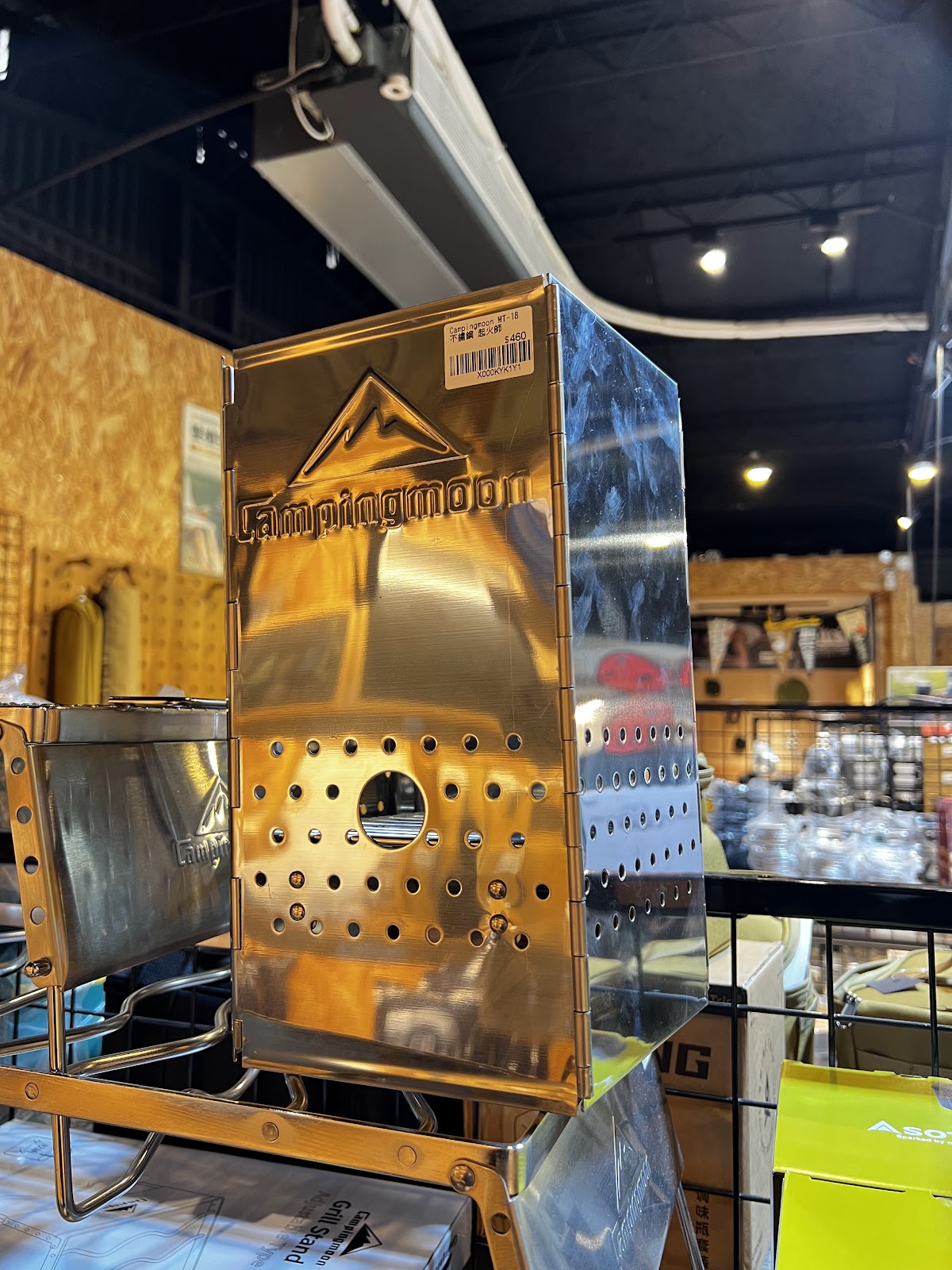 南港露露 露營戶外用品 - 台北 南港 登山用品推薦 專業露營用品首選 戶外登山健行用品 高CP值 戶外刀具 評價 VENTLAX 饒河夜市附近 斧頭 鎧斯 鈦餐具 北緯床 充氣床 車床 折 摺疊椅 TRUCK CARGO 店內環境照片 5