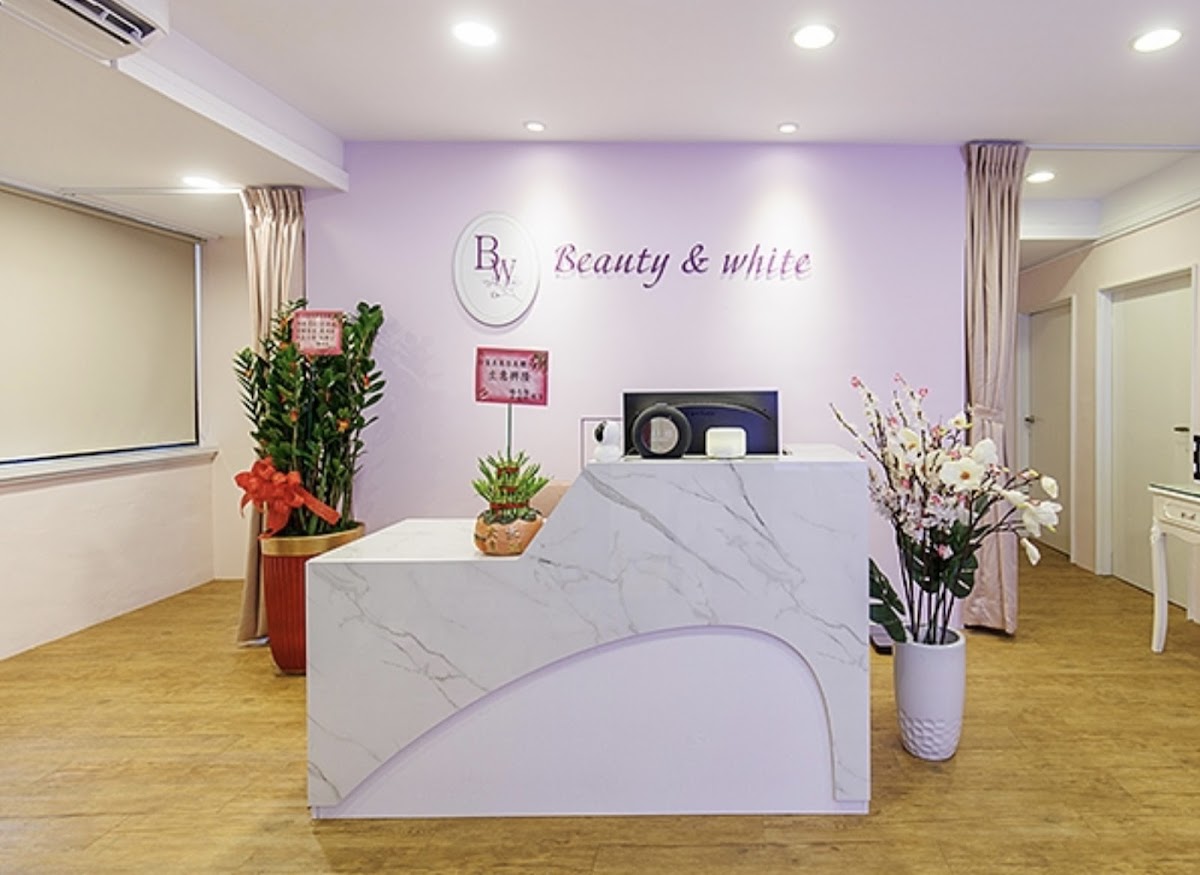 白富美Beauty & White Spa｜新店美容｜新店spa｜做臉推薦｜按摩｜精油SPA｜夫妻SPA｜孕婦按摩｜油壓｜水飛梭｜臉部保養清粉刺｜擀筋紓壓｜皮膚管理 店內環境照片 3