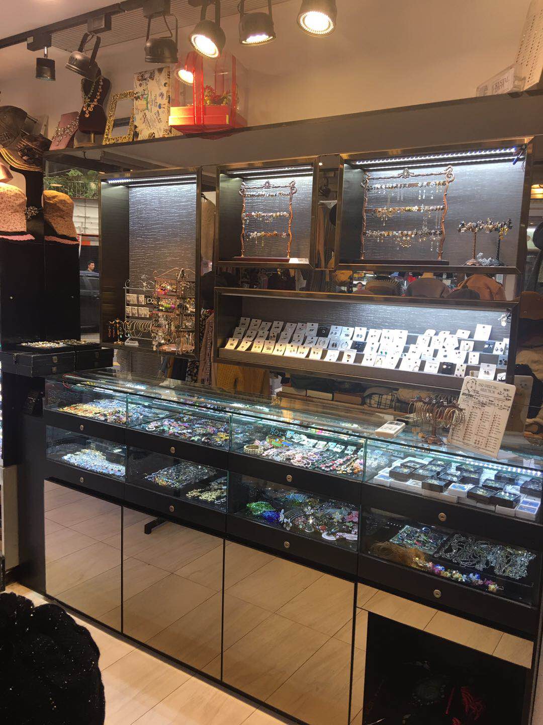 Andy's Piercing Shop Andy穿耳洞銀飾專門店 店內環境照片 3