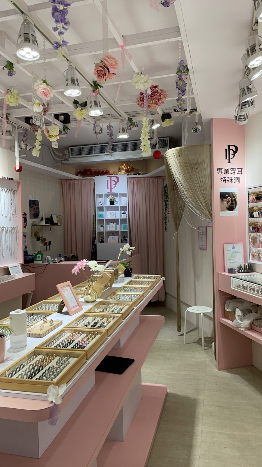 Pink Diamond 東區總店 (專業打洞：肚環、耳洞、各類特殊洞) 店內環境照片 2