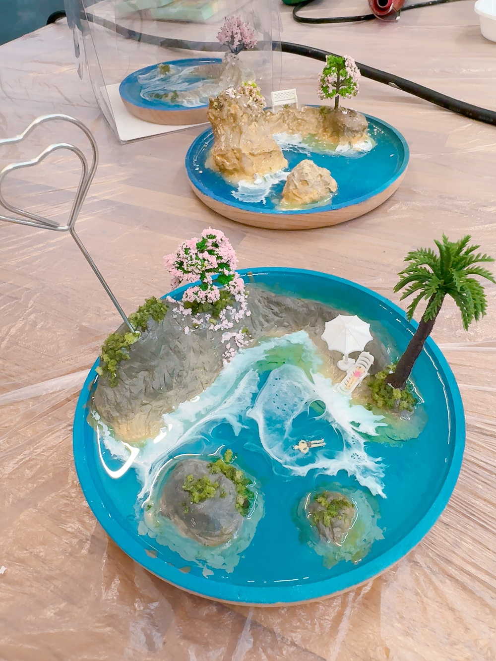 OneOnePaint（全預約制）手作地毯DIY/酒精墨水/浪花島嶼微景藝術/仙氣藝術背景畫布/壓克力石英砂肌理畫/霓虹燈/琉璃畫 店內環境照片 4