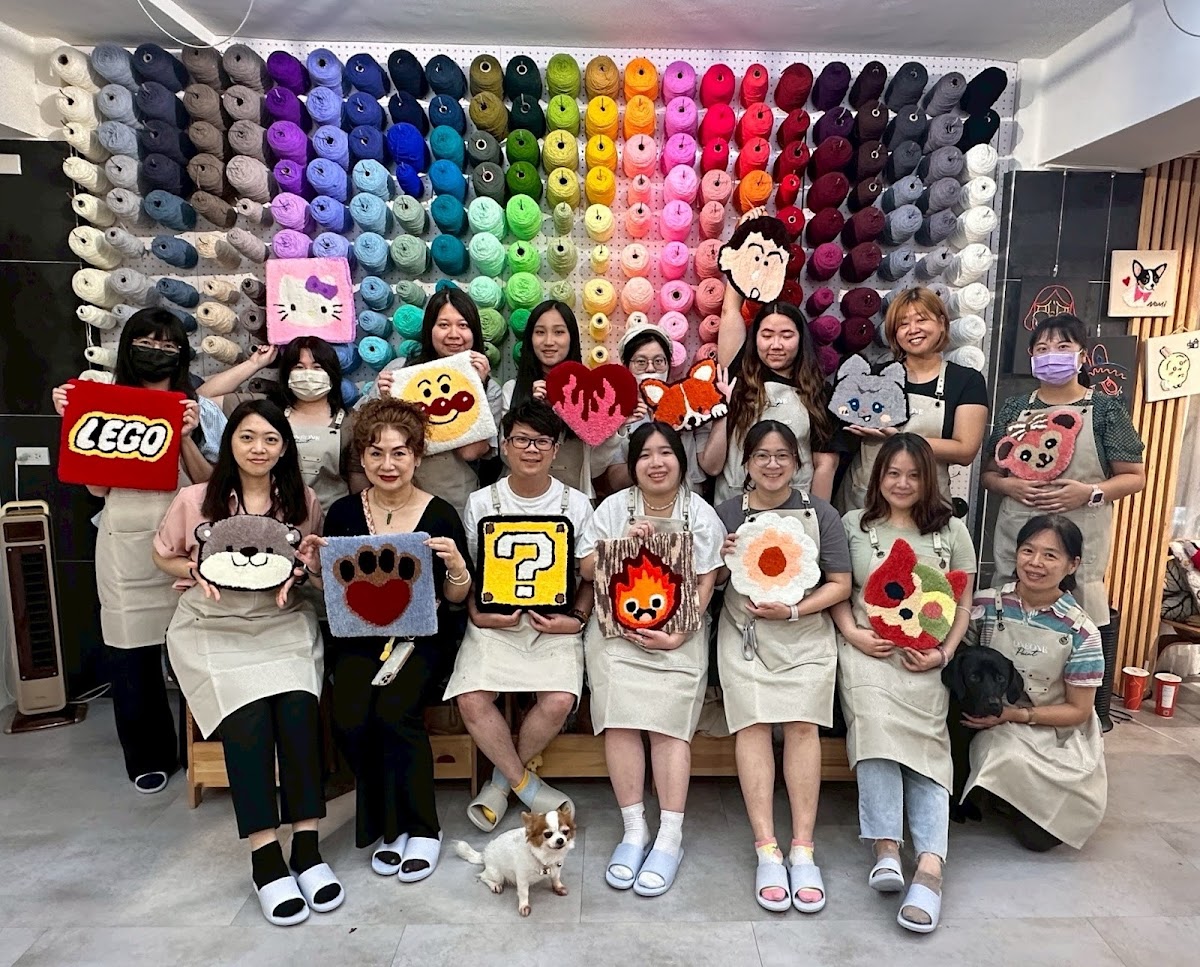 OneOnePaint（全預約制）手作地毯DIY/酒精墨水/浪花島嶼微景藝術/仙氣藝術背景畫布/壓克力石英砂肌理畫/霓虹燈/琉璃畫 店內環境照片 2
