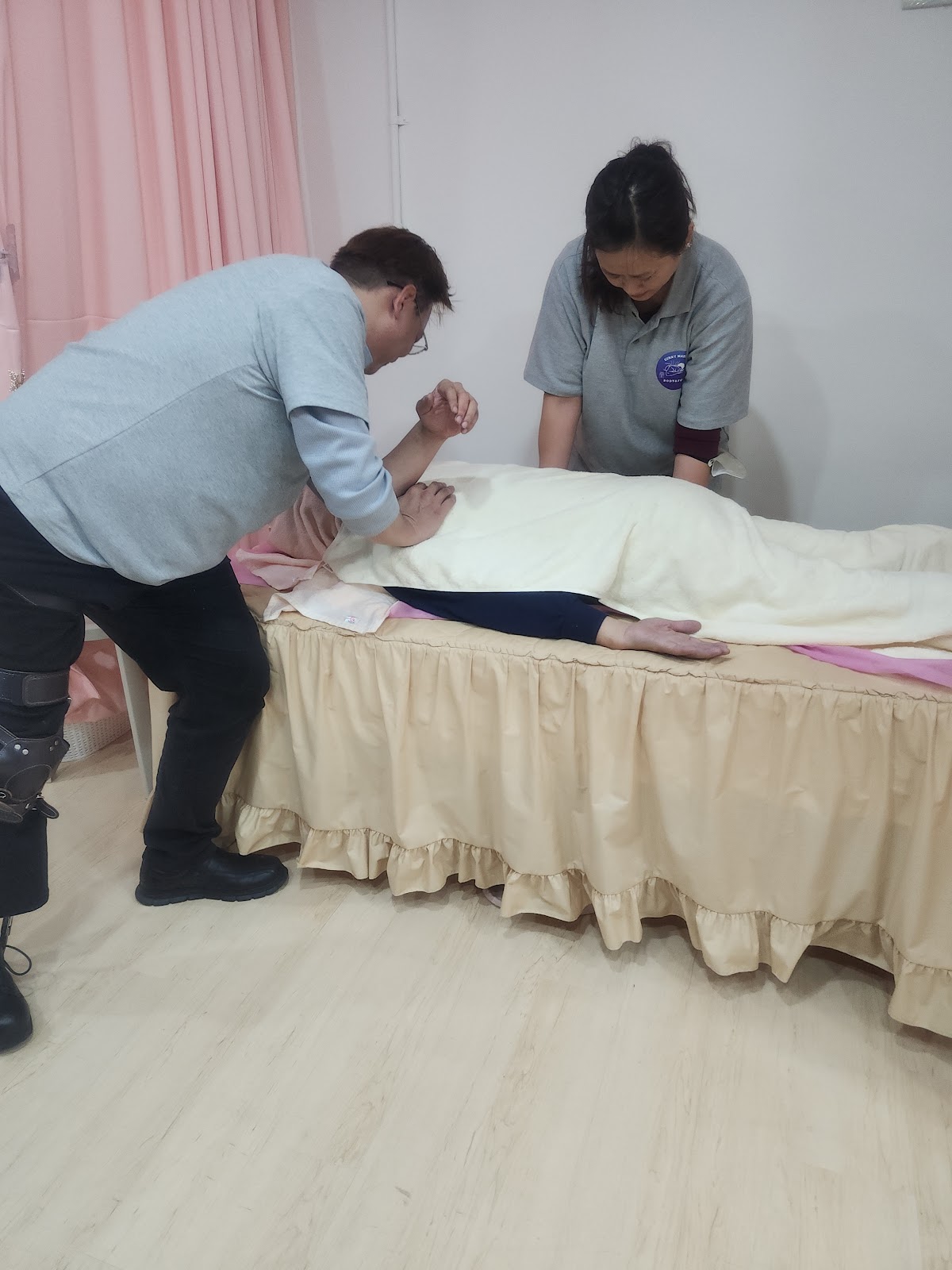 三霓養生會館｜Sunny Massage | 腳底按摩推薦 | 臉部保養 |人氣精油按摩 | 指壓按摩 | 刮痧拔罐 | 三重SPA 推拿 | 筋絡舒壓｜Body massage ,foot massage,マッサージ 내부 사진 5