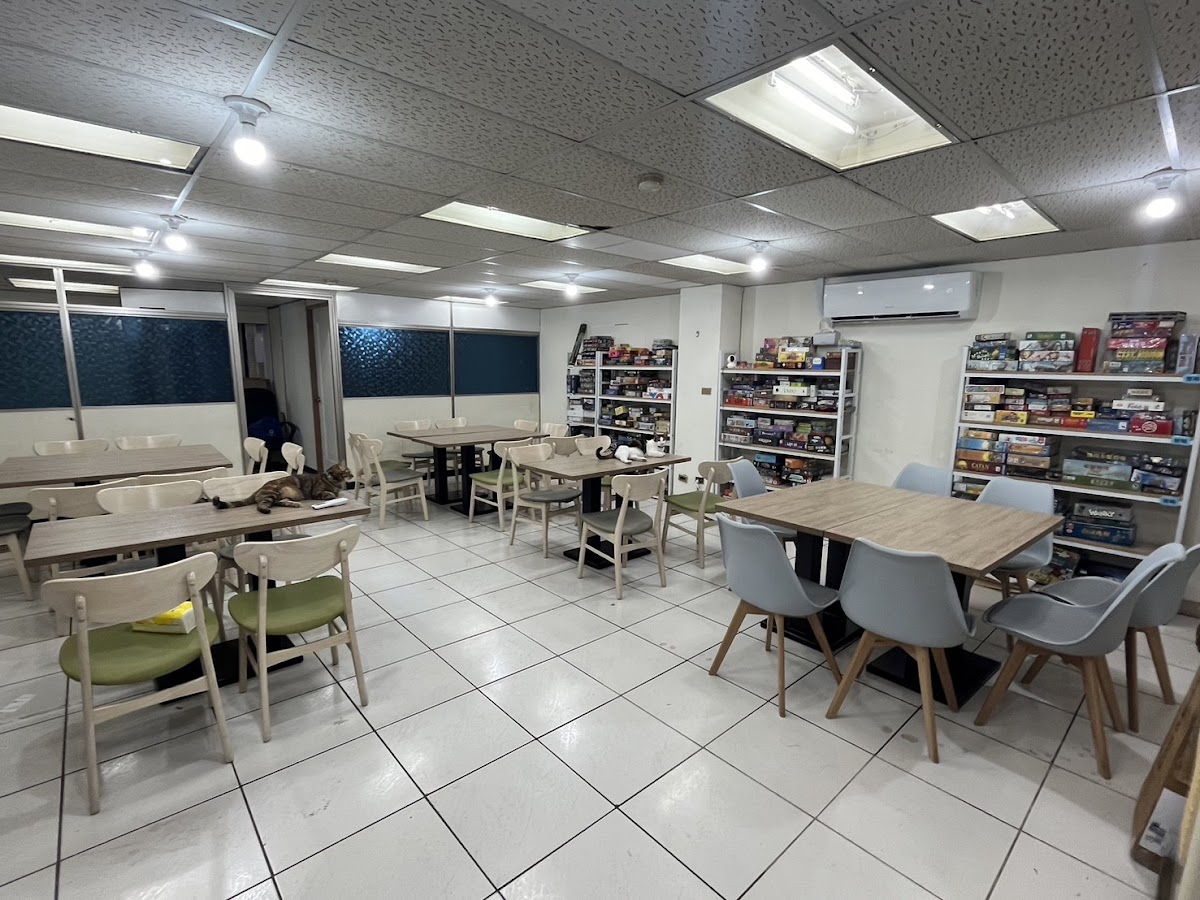 桌友之地：中山店（中山桌遊店/24小時服務/桌遊玩樂/租借桌遊/親親貓咪）*文化幣適用 店內環境照片 4